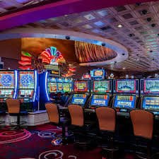 queen 2d ကာစီနို Slot Games Jackpot ဆုကြေးမြင့်သော ဂိမ်းများ ကစားနေသောမြင်ကွင်း